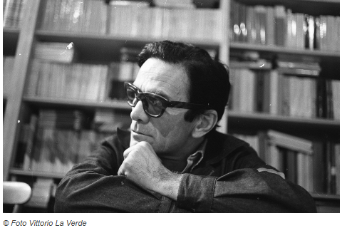 Pasolini in uno scatto di Vittorio La Verde
