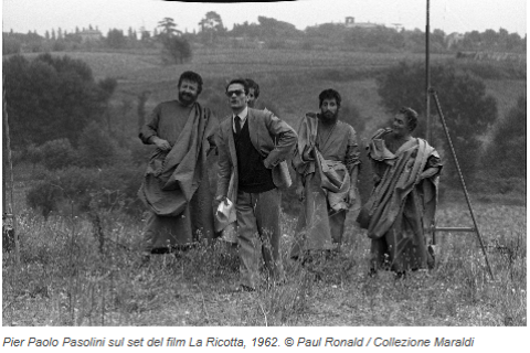 Pier Paolo Pasolini sul set del film La Ricotta, 1962. © Paul Ronald / Collezione Maraldi