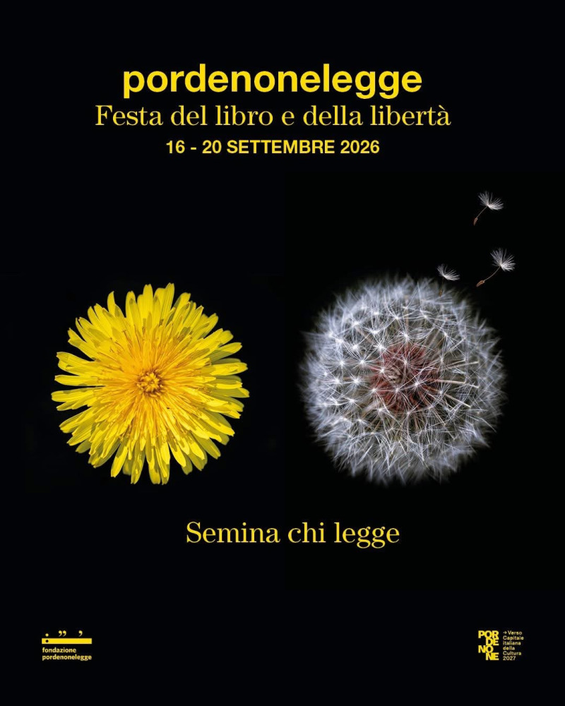Immagine con scritto "pordenonelegge Festa del libro e della libertà 16-20 settembre 2026 - Semina chi legge" con rappresentati due fiori di tarassaco, uno con i petali gialli sbocciati e l'altro trasformato in soffione con alcune parti in volo