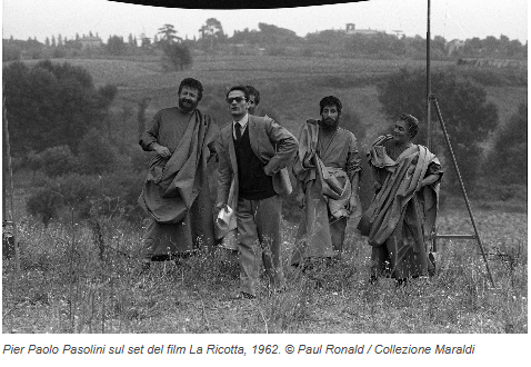 Pier Paolo Pasolini sul set del film La Ricotta, 1962. © Paul Ronald / Collezione Maraldi