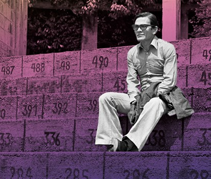 Rielaborazione grafica di Pier Paolo Pasolini all’Anfiteatro del Vittoriale (Gardone Riviera), durante una pausa della lavorazione di Salò, o le 120 Giornate di Sodoma (primavera1975) - Foto originale di Deborah Beer © Archivi Cinemazero-Pordenone